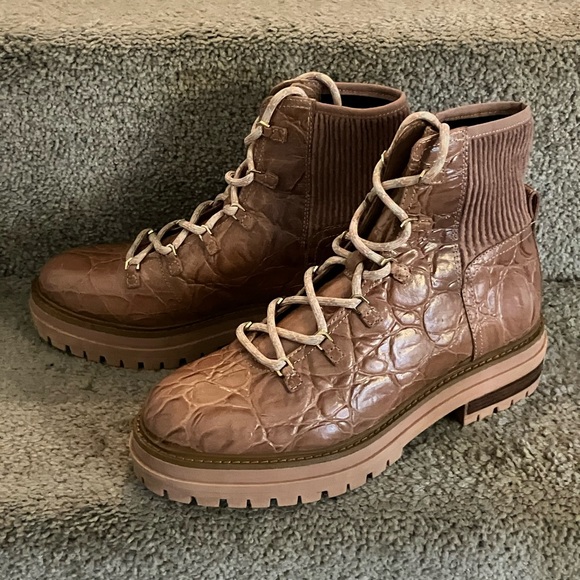 NWOB LOUISE ET CIE SHEENA Croc Embossed Leather Lace Up Combat Lug Boot Size 8 - Picture 5 of 16